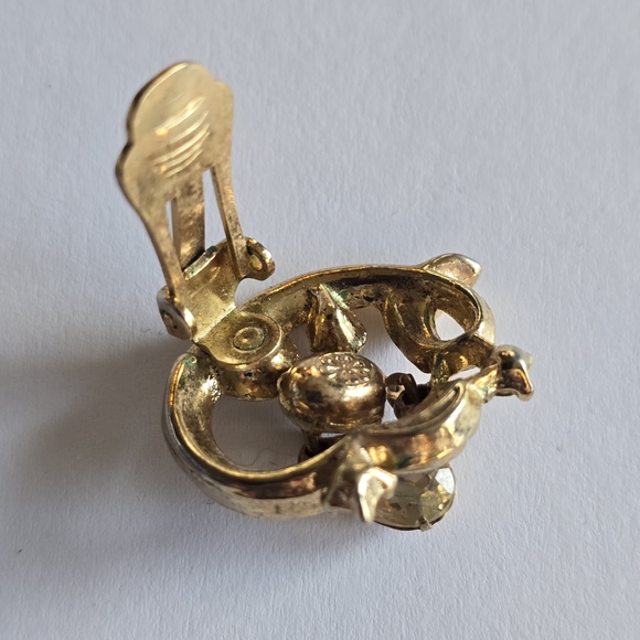 Vintage Crown Trifari single clip on earring gold tone Alfred Phillippe - Picture 6 of 9